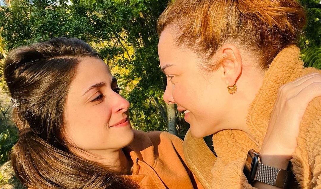 Fernanda Souza anuncia namoro com Eduarda Porto: “Amor é amor”