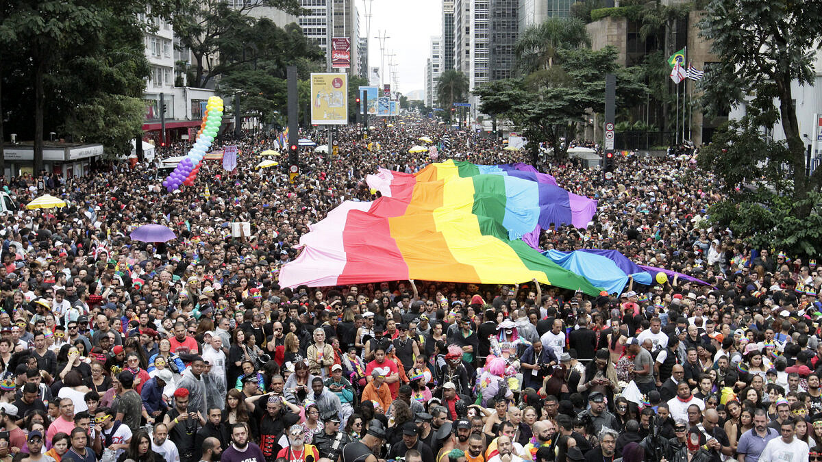 Parada do Orgulho LGBTI+ de SP anuncia tema e data da edição 2022