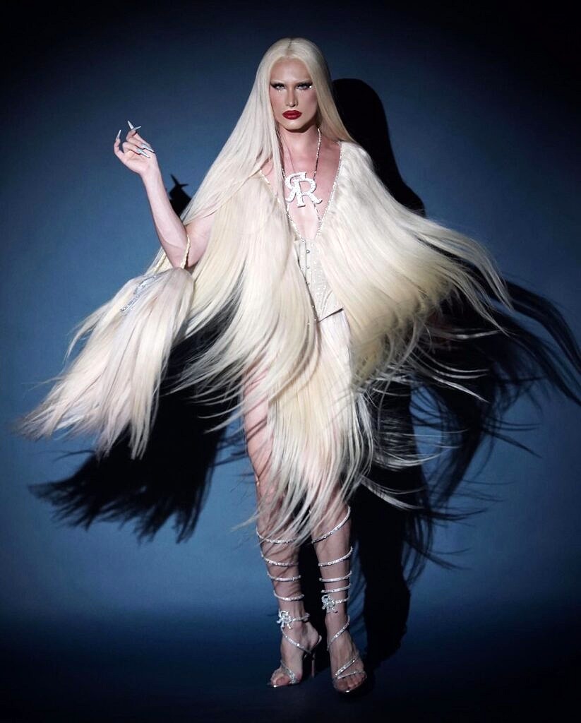 Para o Baile da Vogue deste ano, Halessia usou um look com dois quilos de cabelo (Foto: Reprodução)