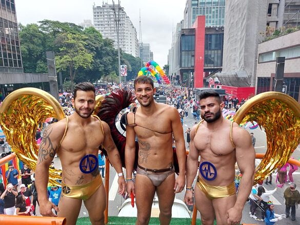 O que seria de uma Parada do Orgulho sem dançarinos de sunga e asas de anjo? (Foto: João Ker | Revista Híbrida)