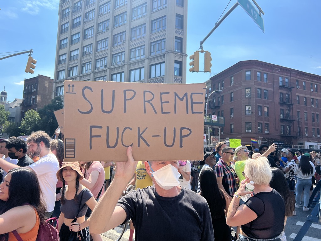 "Supreme Fuck-up": na Parada do Orgulho LGBTQ+ de NY, público protestou contra decisão da Suprema Corte que revogou o aborto legal nos EUA (Foto: Pedro Paiva | Revista Híbrida)
