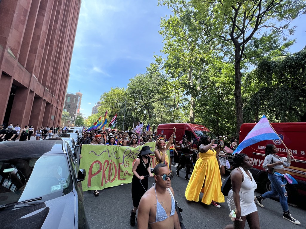 De vestido amarelo, Queen Jean liderou a Black Trans Liberation March pelas ruas de Greenwich Village (Foto: Pedro Paiva | Revista Híbrida)