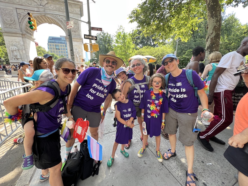 Katin, Ryan e suas família uniformizados com camisas em que se lia "Orgulho também é para as crianças" (Foto: Pedro Paiva | Revista Híbrida)