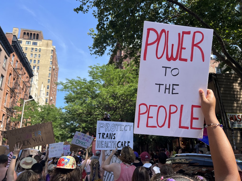 Na Queer Liberation March, cartazes iam de "Poder ao povo" a "Proteja o acesso à saúde de pessoas trans" (Foto: Pedro Paiva | Revista Híbrida)