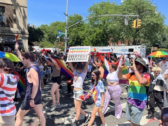 "Todos bem-vindos": Parada do Orgulho LGBTQ+ de Nova York chegando à Rua Christopher, berço da Revolta de Stonewall (Foto: Pedro Paiva | Revista Híbrida)