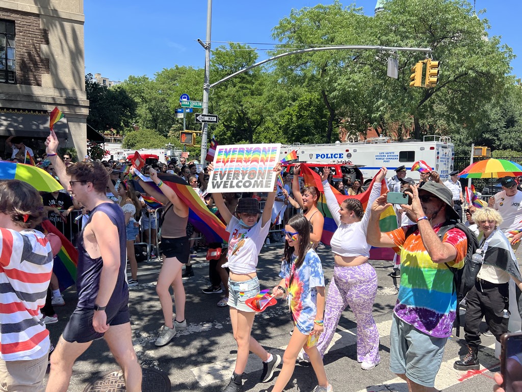 "Todos bem-vindos": Parada do Orgulho LGBTQ+ de Nova York chegando à Rua Christopher, berço da Revolta de Stonewall (Foto: Pedro Paiva | Revista Híbrida)