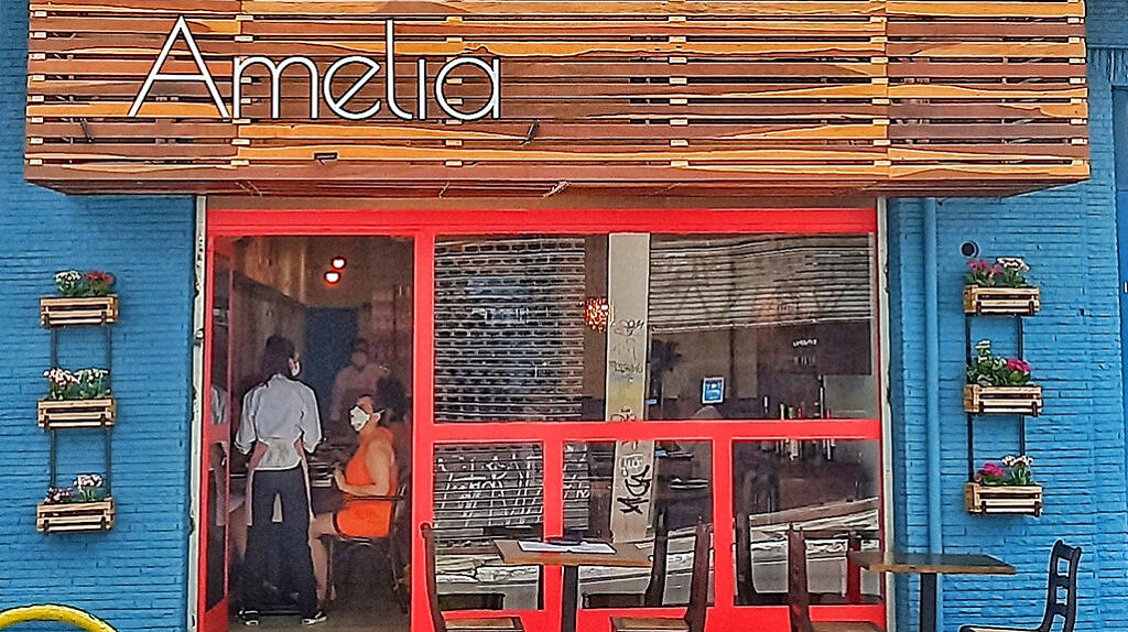 O restaurante Amélia conta com uma equipe majoritariamente LGBTI+, preparada para receber as pessoas antes, durante e depois da Parada [Foto: Reprodução]