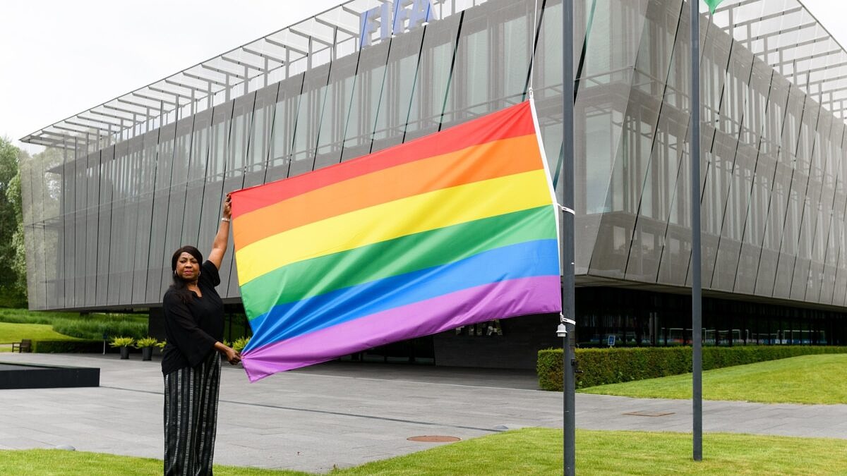 Bandeira LGBTI+ do arco-íris foi erguida em frente à sede da FIFA, em junho de 2021; mas o que ela significa na prática quando a Copa do Mundo será no Catar? (Foto: Reprodução)