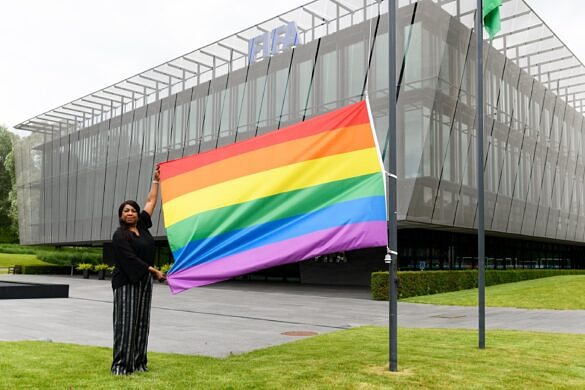 Bandeira LGBTI+ do arco-íris foi erguida em frente à sede da FIFA, em junho de 2021; mas o que ela significa na prática quando a Copa do Mundo será no Catar? (Foto: Reprodução)