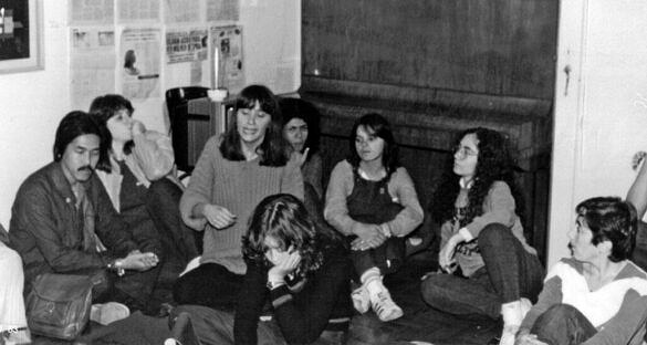 Integrantes do Somos, do Galf e do SOS Mulher na sede do Galf, junho de 1983 (Foto: Um outro olhar | Reprodução)