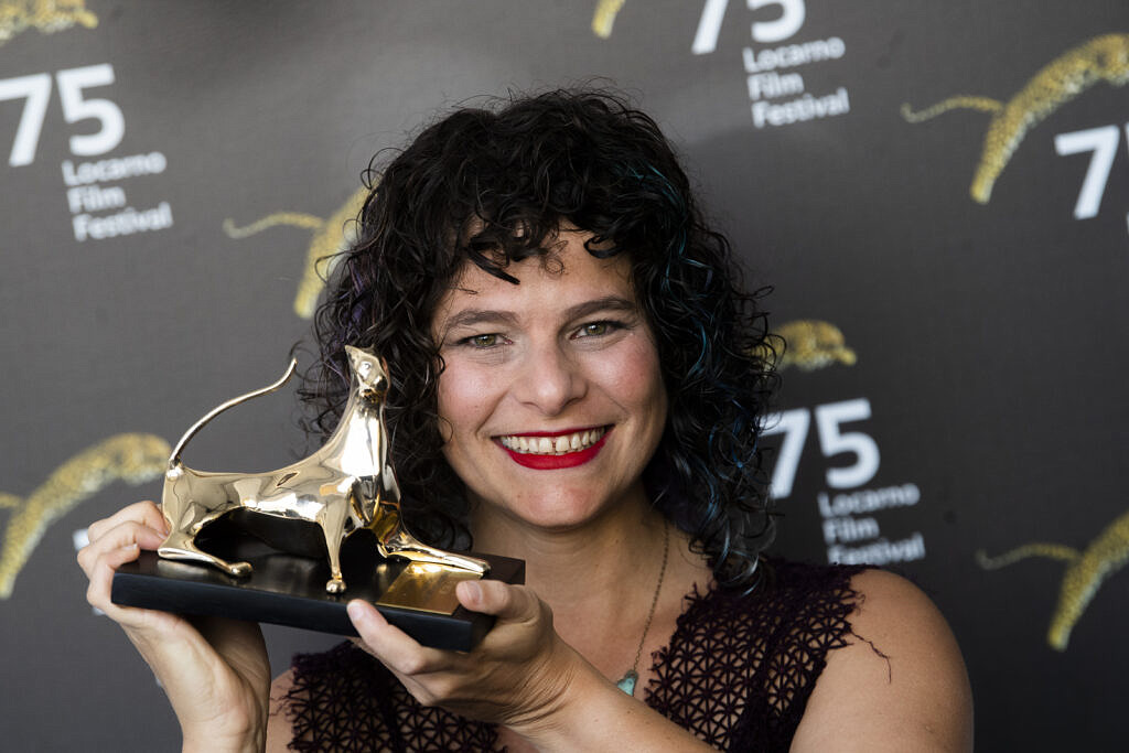 A diretora Julia Murat se disse surpresa ao vencer o Leopardo de Ouro, no Festival de Locarno, por achar que "Regra 34" "não seria um filme que o todo o júri ficaria a favor" (Foto: Festival de Locarno | Samuel Golay | Divulgação)