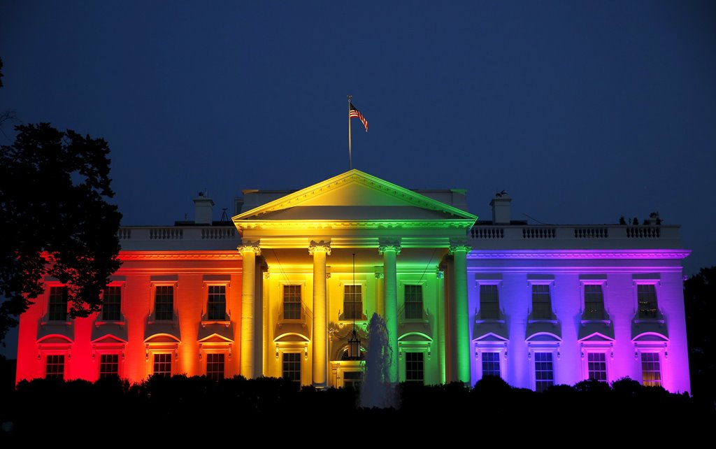 Casa Branca é iluminada com as cores do arco-íris para celebrar a aprovação do casamento LGBTI+ nos EUA em 2015 (Foto: Reuters | Gary Cameron)