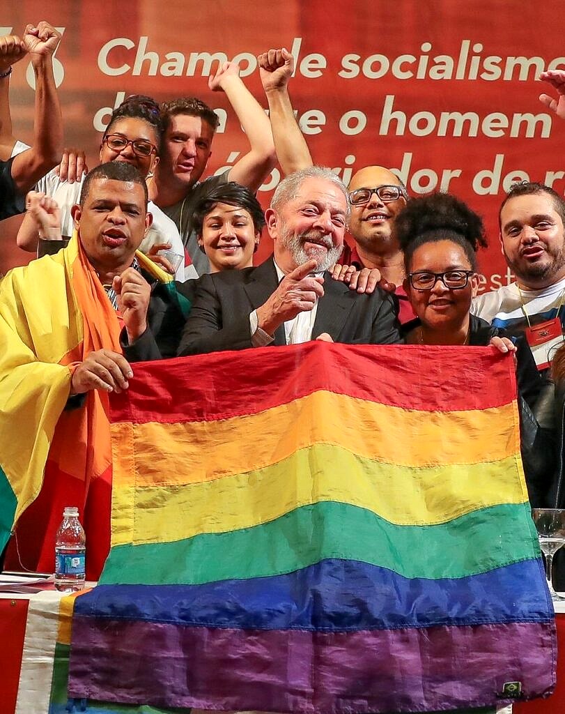 Presidente Lula segura a bandeira LGBTI+ [Foto: Ricardo Stuckert]