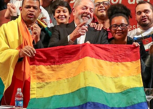 Presidente Lula segura a bandeira LGBTI+ [Foto: Ricardo Stuckert]