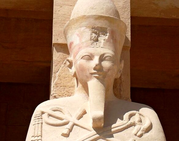 Hatexepsute, Rainha Faraó do Egito Antigo, que era retratada a partir de figuras masculinas [Foto: Reprodução]