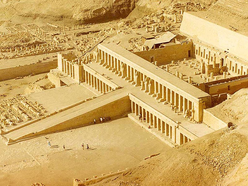 Complexo de templos e tumbas de Deir El-Bahari, no Egito [Foto: Ian Lloyd]