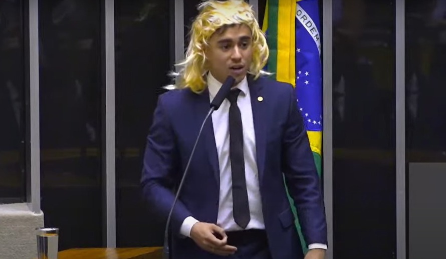 O deputado Nikolas Ferreira (PL/MG) durante discurso transfóbico na Câmara (Foto: Reprodução)