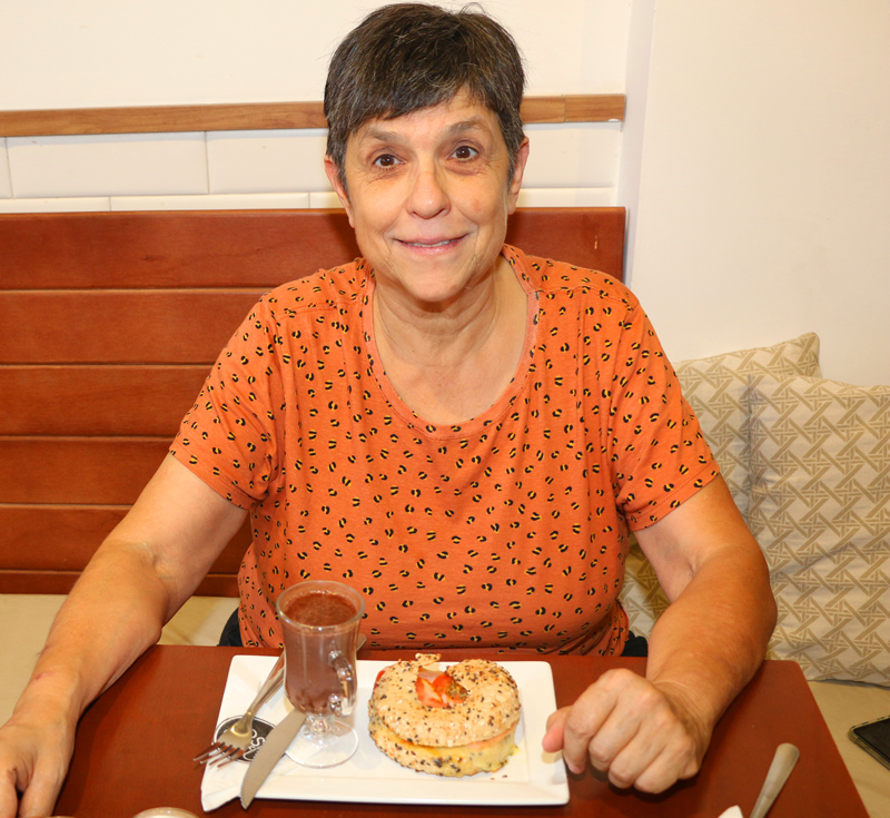Editora pioneira na publicação de livros LGBTQIA+ no Brasil, Laura Bacellar diz: "Fiz a minha parte pra dar uma sacudida no mercado" (Foto: Pedro Stephan | Híbrida)