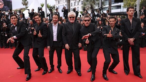 Pedro Almodóvar (centro) e o elenco de "Strange Way of Life" no tapete vermelho do Festival de Cannes 2023 (Foto: AP)