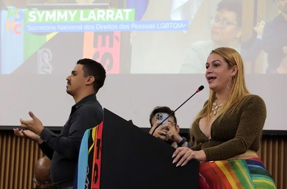 Symmy Larrat durante anúncio de que o Brasil vai acolher refugiados LGBTQIA+ (Foto: Clarice Castro | MDHC)