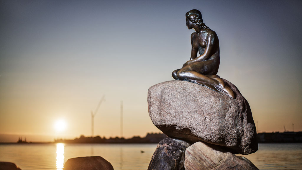 Estátua da "Pquena Sereia" de Andersen no porto de Copenhague (Foto: Divulgação)
