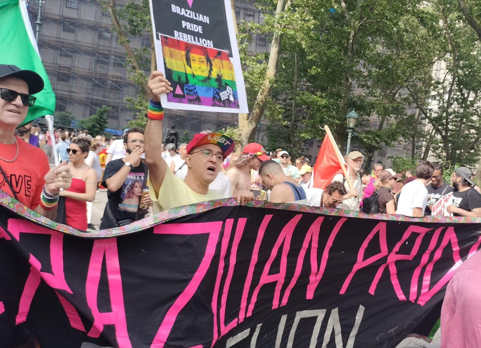 Marcus Valéria, militante LGBTQIA+ brasileiro e membro do coletivo Defend Democracy in Brazil, na Marcha do Orgulho LGBTQ+ de Nova York (Foto: Pedro Paiva | Híbrida)