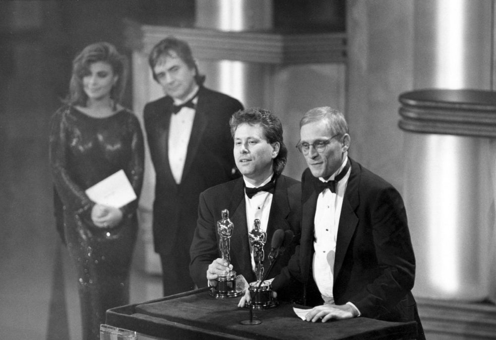 Alan Menken e Howards Ashman recebem o Oscar de Melhor Canção Original por "A Pequena Sereia", em 1990 (Foto: Divulgação)