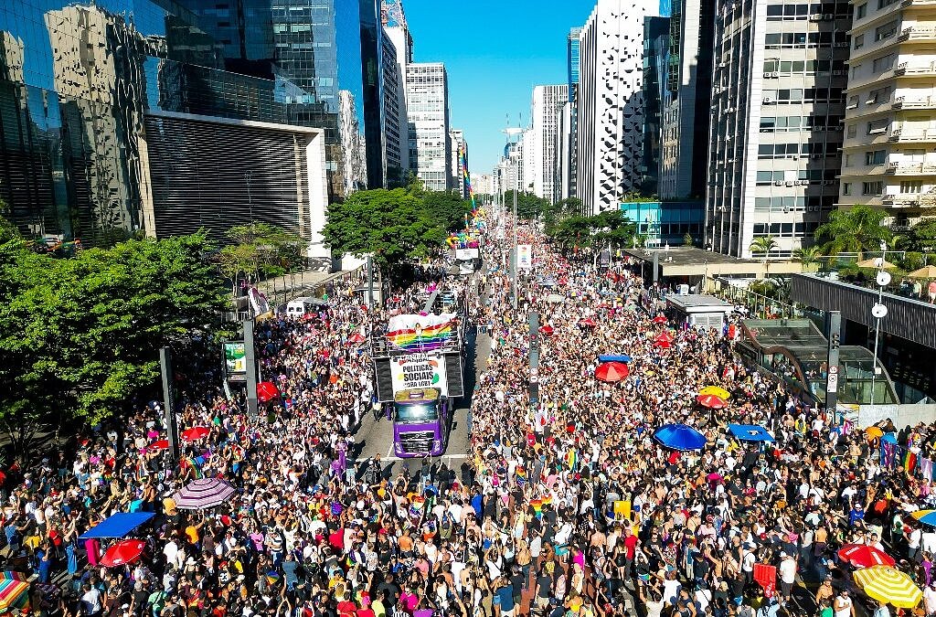 Público ocupa a Avenida Paulista durante a 27ª Parada do Orgulho LGBT+ de São Paulo (Foto: Edson Lopes Jr. | SECOM Prefeitura de São Paulo)
