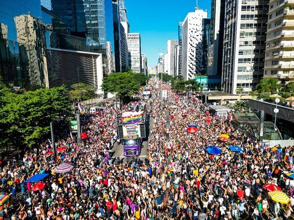 Público ocupa a Avenida Paulista durante a 27ª Parada do Orgulho LGBT+ de São Paulo (Foto: Edson Lopes Jr. | SECOM Prefeitura de São Paulo)
