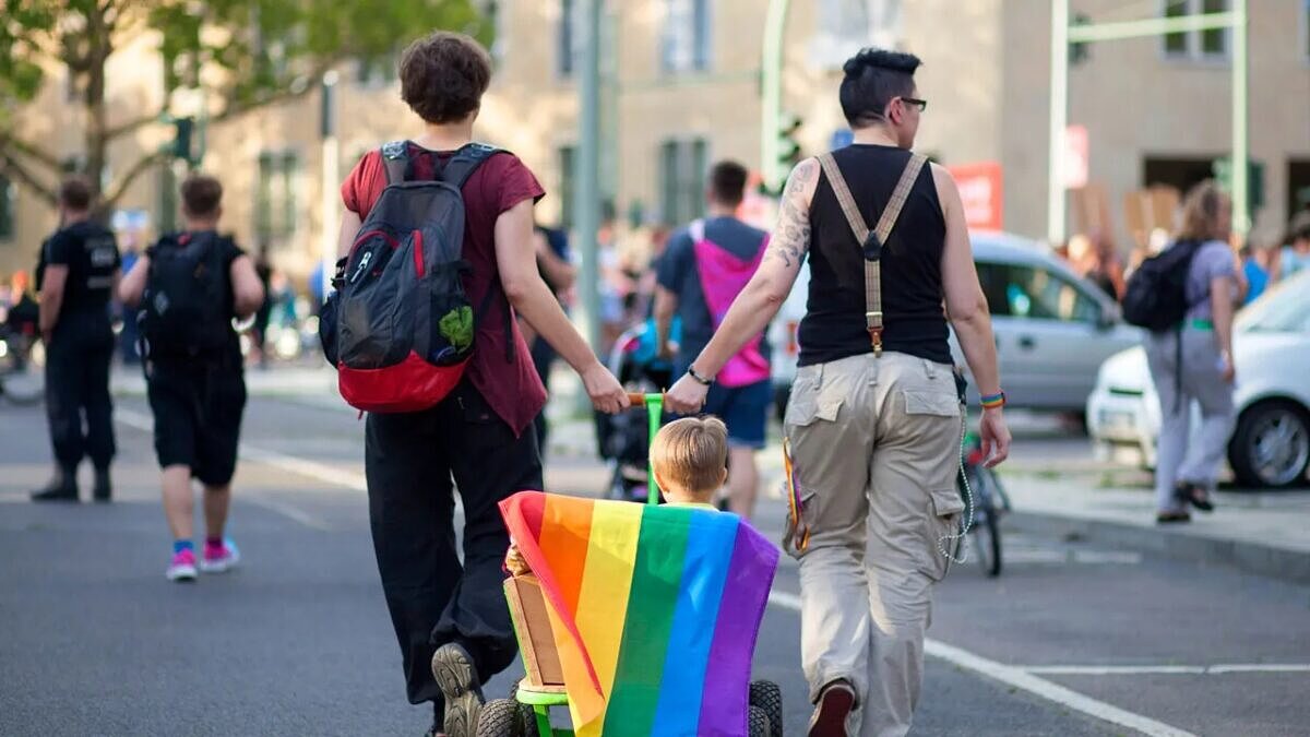 Itália remove mães LGBTQIA+ das certidões de nascimento