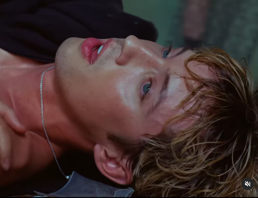 Troye Sivan no clipe de "Rush" [Foto: Reprodução]
