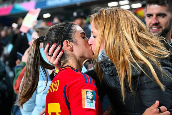 Alba Redondo comemorou vitória da Espanha contra a Zâmbia na Copa do Mundo Feminina com beijo na companheira (Foto: Hannah Peters | Getty Images)