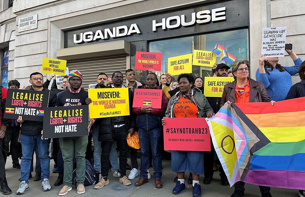 Ativistas LGBTQIA+ durante protesto realizado em março contra a aprovação da Lei Anti-Homossexualidade na Uganda (Foto: Hollie Wong | Anistia Internacional)
