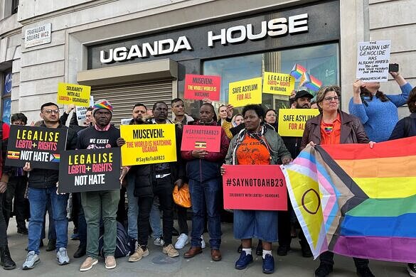 Ativistas LGBTQIA+ durante protesto realizado em março contra a aprovação da Lei Anti-Homossexualidade na Uganda (Foto: Hollie Wong | Anistia Internacional)