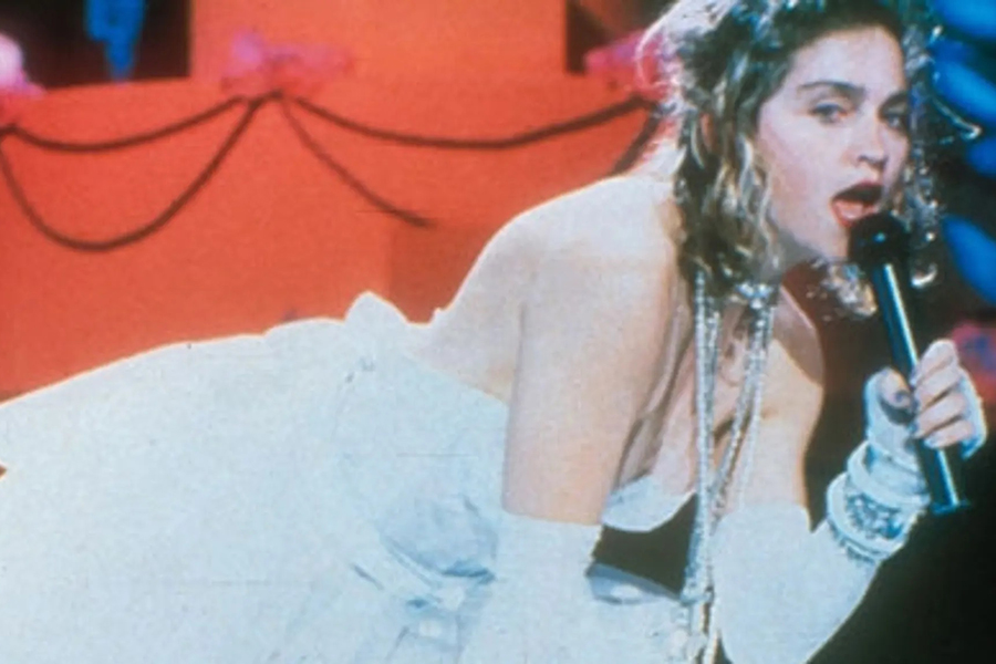 Madonna escandalizou o público em 1984 ao cantar "Like a Virgin" vestida de noiva [Foto: Reprodução]