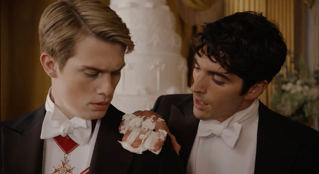 Cena do bolo é a primeira entre Alex e Henry em "Vermelho, Branco e Sangue Azul" (Foto: Reprodução | Prime Video)
