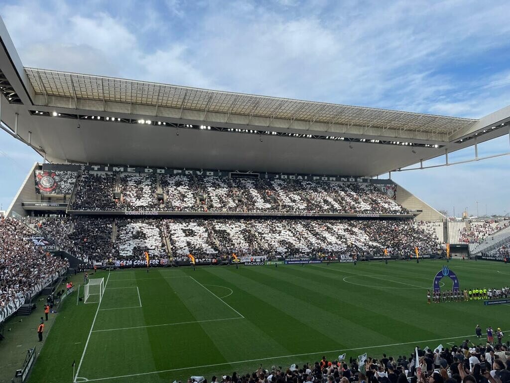 Homenagem da torcia do Corinthians a Arthur Gomes, que agora cuidará da Seleção Feminina de Futebol (Foto: Corinthians | Rodrigo Gazzanel)