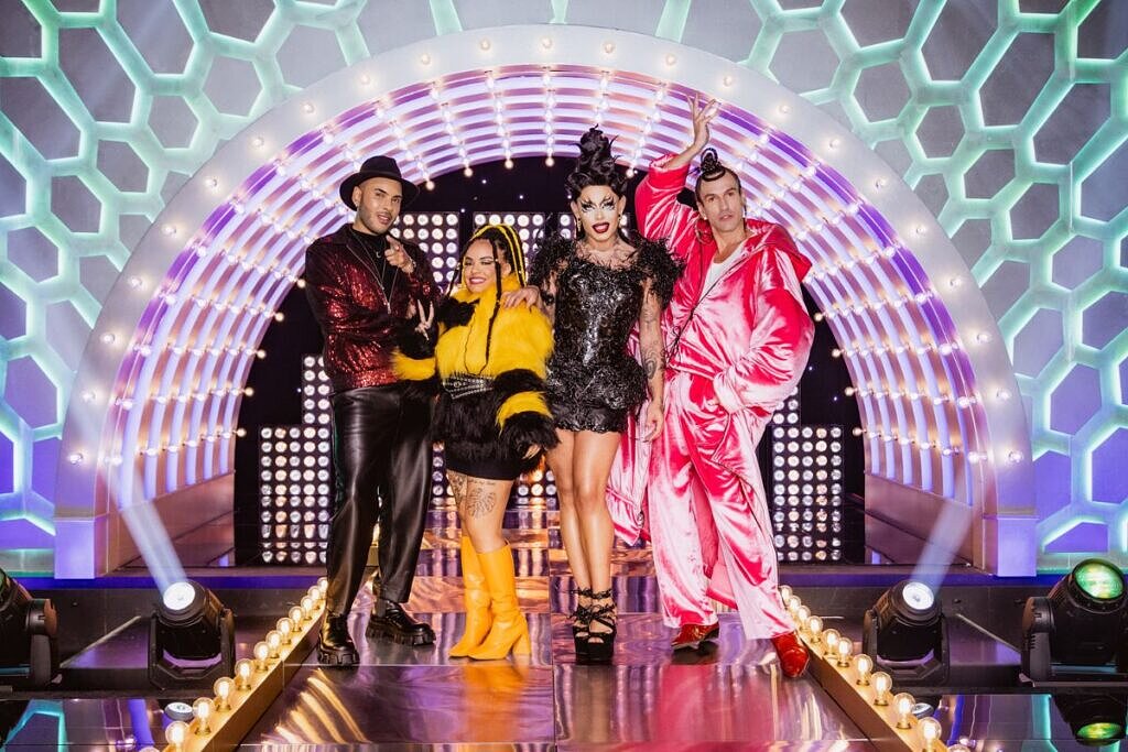 Hugo Gloss, Bruna Braga, Grag Queen e Dudu Bertholini no palco de "RuPaul's Drag Race Brasil" [Foto: Divulgação]