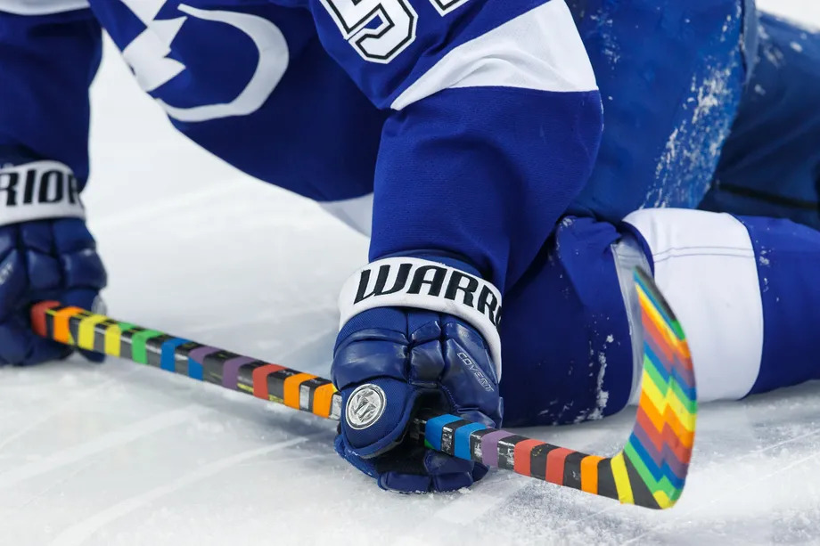 Liga de Hóquei dos EUA proíbe uso de fita com as cores do arco-íris em partidas oficiais (Foto: Scott Audette | NHLI)