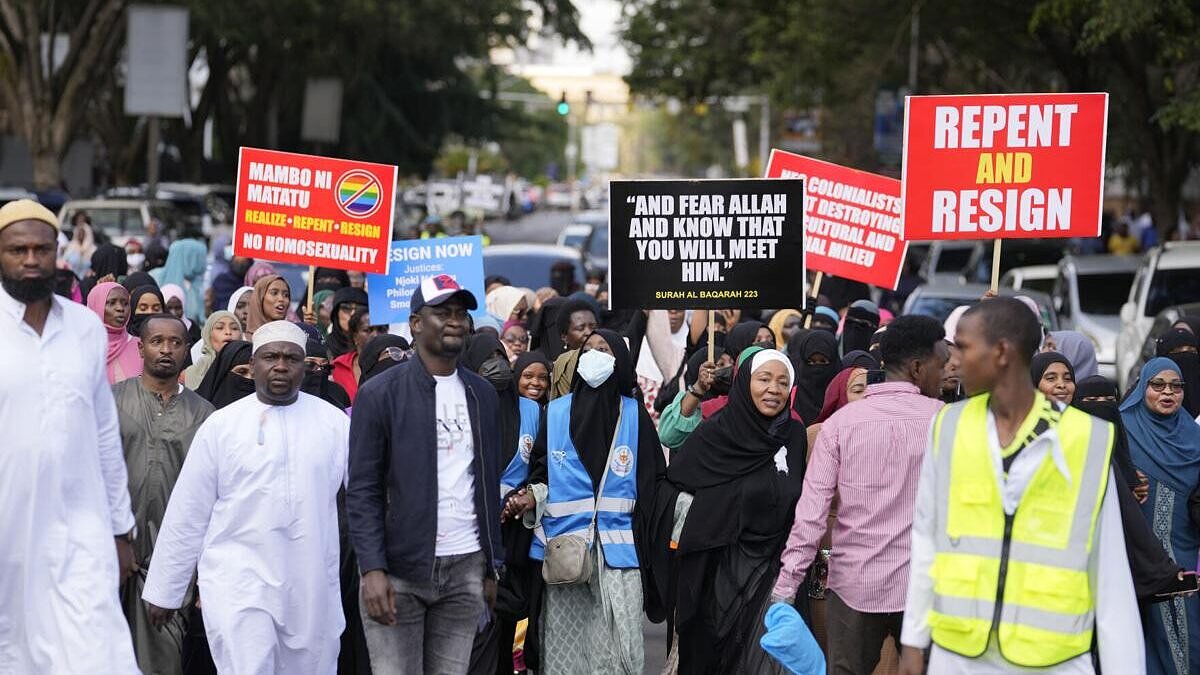 Muçulmanos e conservadores cristãos em protesto anti-LGBTQIA+ no Quênia [Foto: Khalil Senosi/Associated Press]