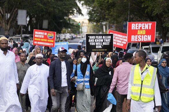 Muçulmanos e conservadores cristãos em protesto anti-LGBTQIA+ no Quênia [Foto: Khalil Senosi/Associated Press]
