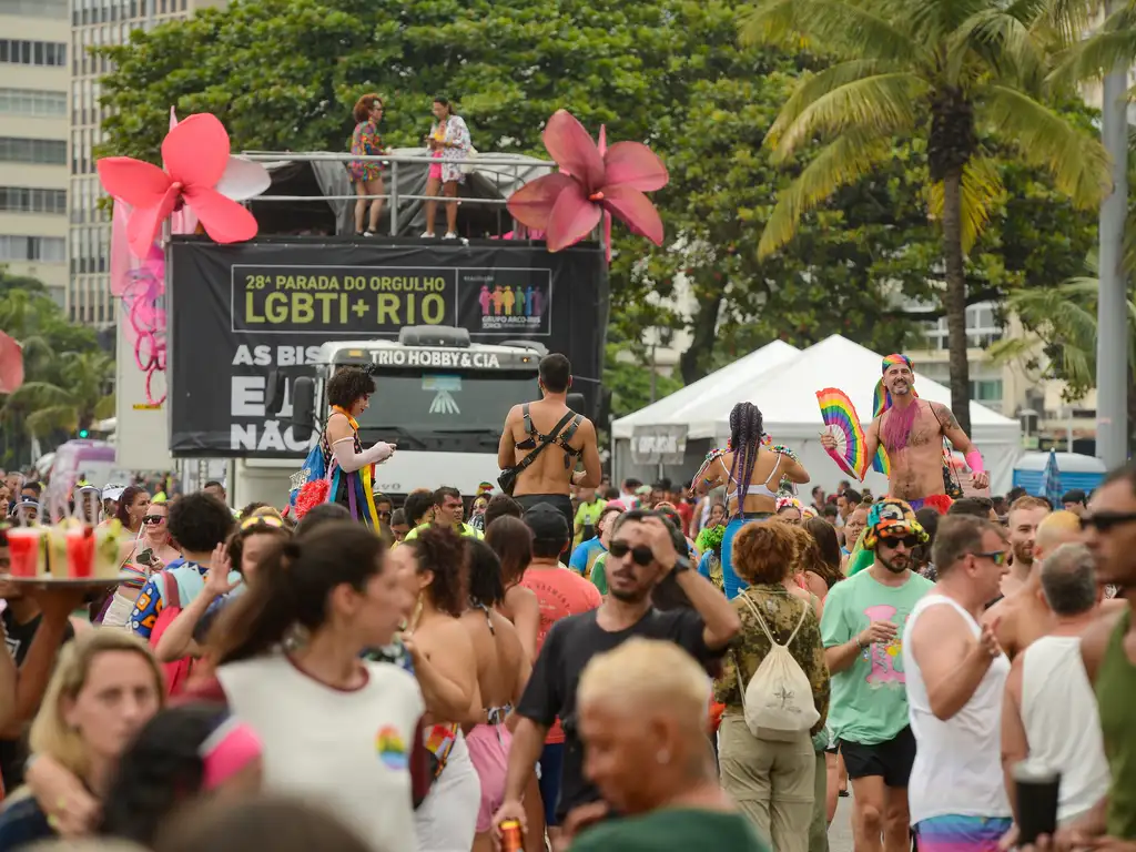 Público da 28ª Parada do Orgulho LGBTI+ do Rio na Avenida Atlântica, em Copacabana (Foto: Tomaz Silva | Agência Brasil)