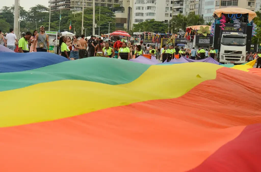 Mesmo com dificuldades, 28ªParada LGBTI+ do Rio celebra luta e diversidade em Copacabana