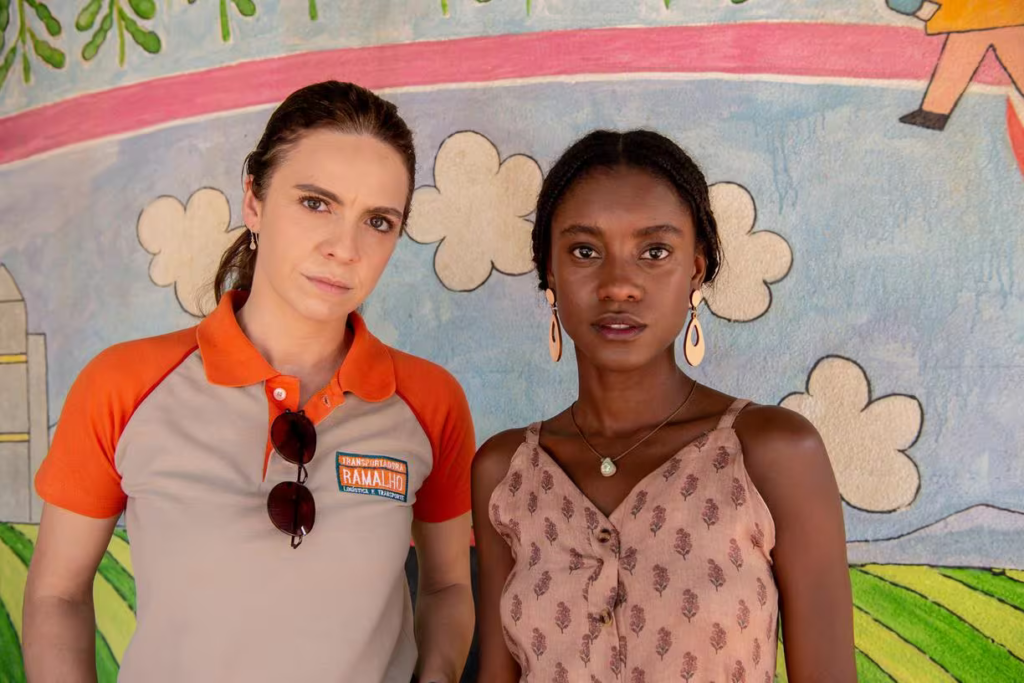 As atrizes Renata Gaspar e Camilla Damião, que vivem as personagens Mara e Menah na novela "Terra e Paixão" [Foto: Rede Globo/Divulgação]