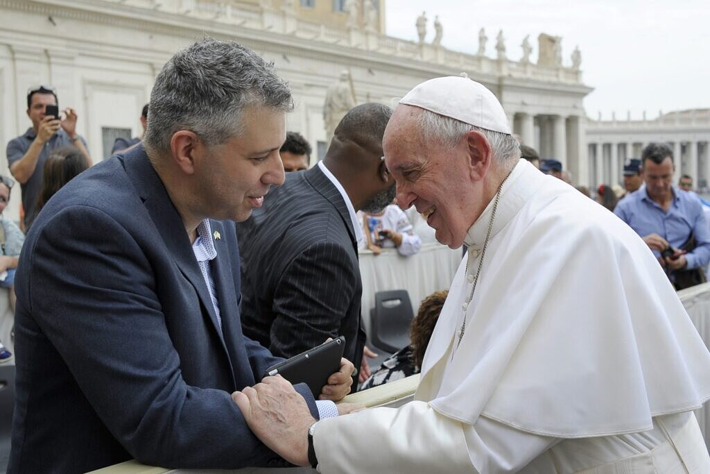 Papa Francisco e o cineasta Evgeny Afineevsky [Foto: CNS photo/Vatican Media]