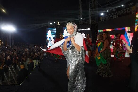 Beyoncé no palco da Club Renaissance em Salvador, enrolada na bandeira da Bahia (Foto: Divulgação)