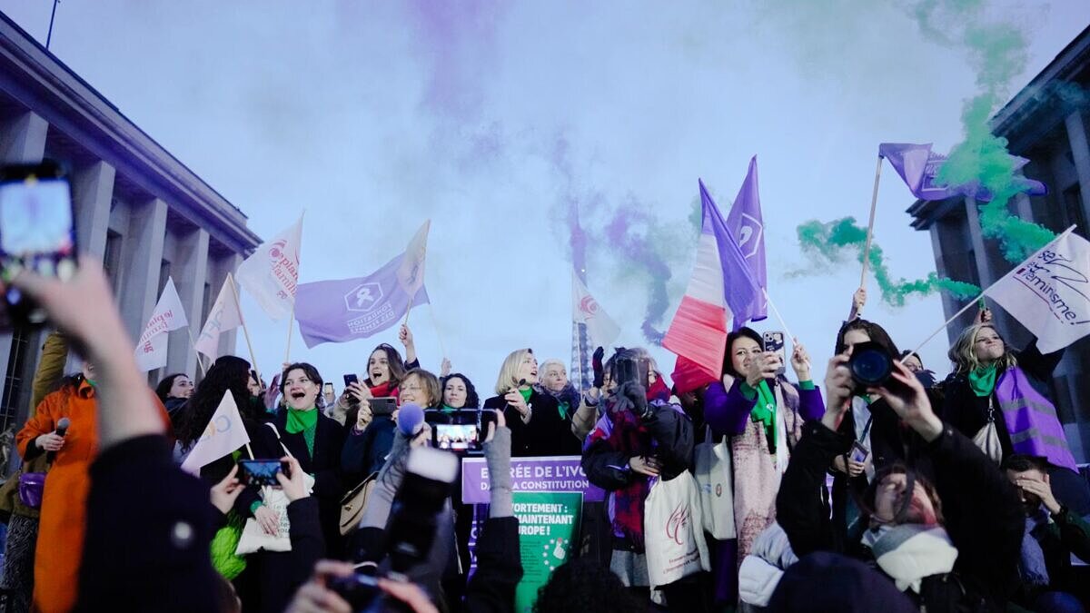Celebração da inclusão do direito ao aborto na Constituição francesa [Foto: Reprodução/Fondation des Femmes]