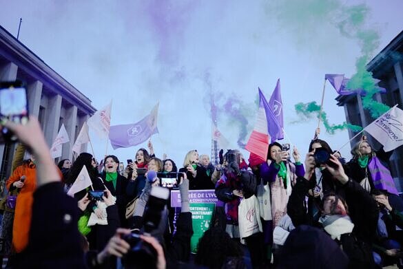 Celebração da inclusão do direito ao aborto na Constituição francesa [Foto: Reprodução/Fondation des Femmes]