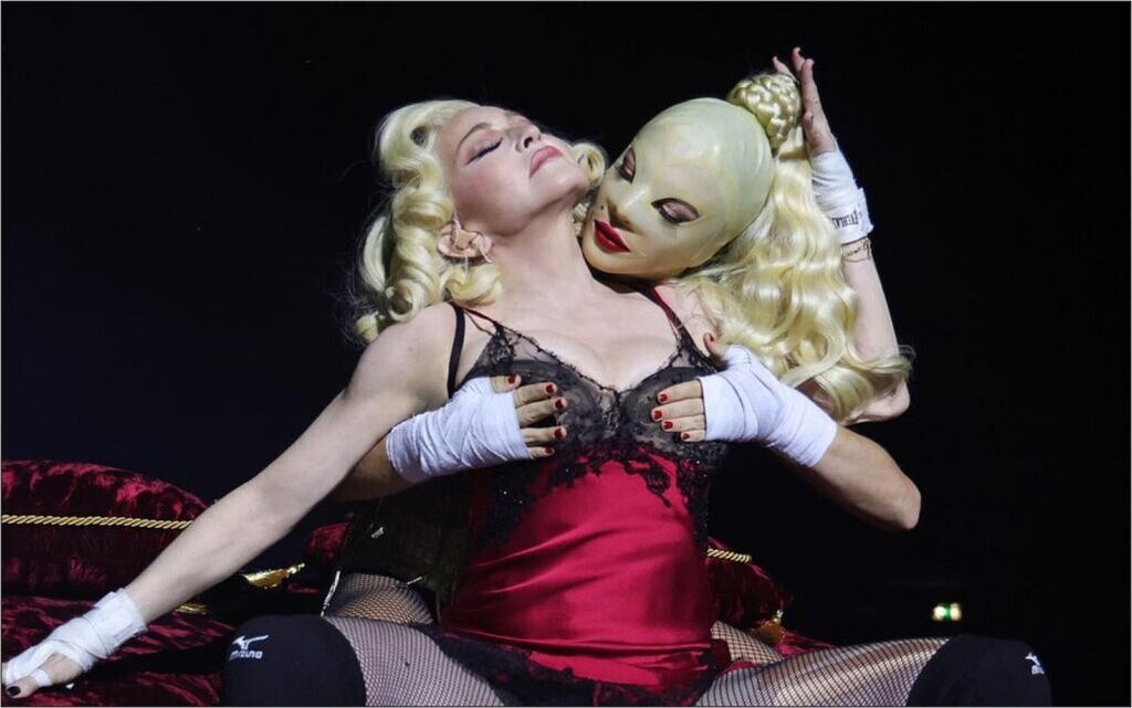 Madonna durante apresentação de "Papa Don't Preach" na ...The Celebration Tour (Foto: Divulgação)