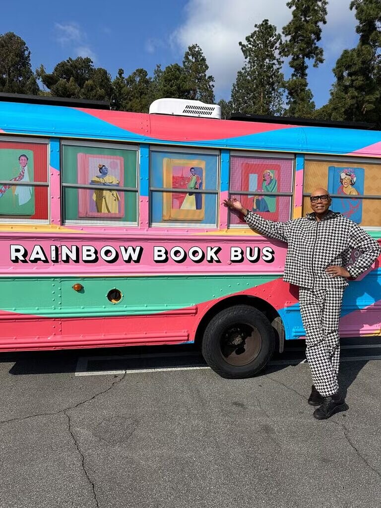 "Ônibus arco-íris" de RuPaul vai rodar os EUA distribuindo 10 mil livros censurados (Foto: Reprodução)